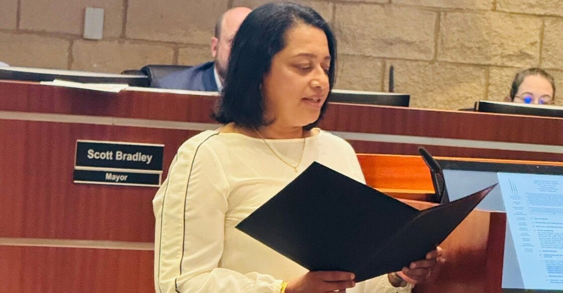 elizabeth-abraham-murphy-was-sworn-in-as-a-city-council-member എലിസബത്ത് എബ്രഹാം സത്യപ്രതിജ്ഞ ചെയ്യുന്നു.