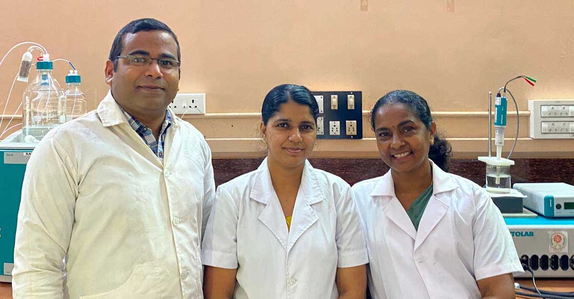 നാനോ സെൻസർ കണ്ടുപിടിച്ച കൂത്തുപറമ്പ് നിർമലഗിരി കോളജ് രസതന്ത്ര വിഭാഗം അധ്യാപകൻ േഡാ. ൈനജിൽ േതാമസ്, കണ്ണൂർ എസ്എൻ കോളജ് രസതന്ത്ര വിഭാഗം ഗവേഷക ജാസ്മിൻ തോമസ്, റിസർച് ഗൈഡ് ഡോ. പി. കെ. അനിത എന്നിവർ