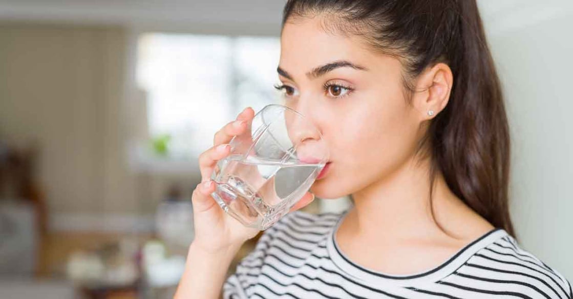 drinking water Photo credit : Krakenimages.com / Shutterstock.com