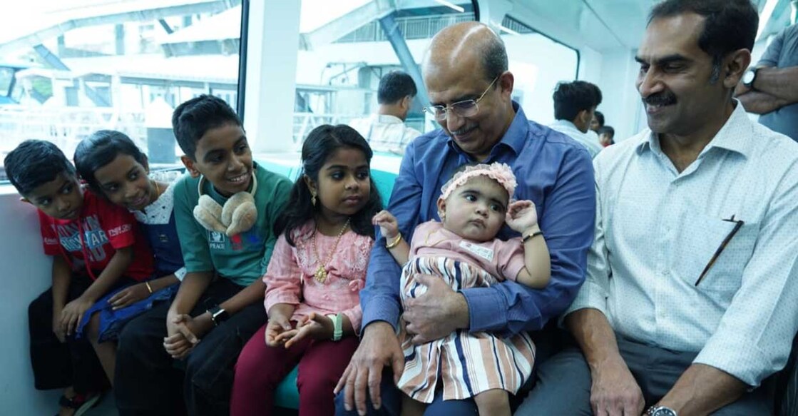 ട്രാന്‍സ്പ്ലാന്റ് ഗെയിംസിനോടനുബന്ധിച്ച് അവയവമാറ്റ ശസ്ത്രക്രീയയ്ക്ക് വിധേയരായ കുട്ടികളോടൊപ്പം ഹാര്‍ട്ട് കെയര്‍ ഫൗണ്ടേഷന്‍ ശിശുദിനത്തില്‍ സംഘടിപ്പിച്ച വാട്ടര്‍മെട്രോ യാത്രയില്‍ കുട്ടികളോടൊപ്പം, ഫൗണ്ടേഷന്‍ ചെയര്‍മാനും പ്രമുഖ ഹൃദ്രോഗ വിദഗ്ധനുമായ ഡോ. ജോസ് ചാക്കോ പെരിയപ്പുറം, ട്രസ്റ്റി ഡോ. ജേക്കബ് എബ്രഹാം എന്നിവര്‍