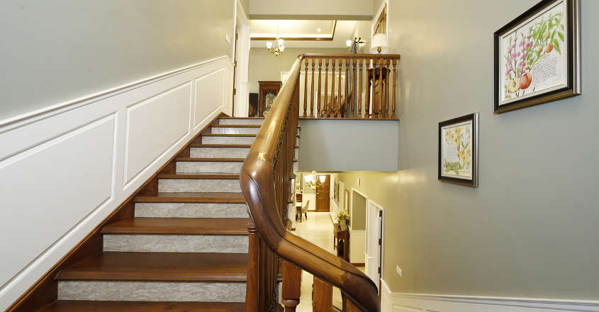 colonial-house-stair colonial-house-stair