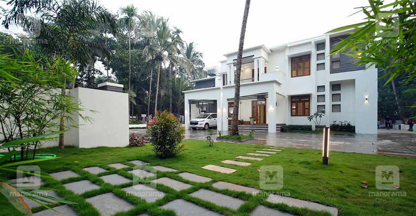 nri-house-nadapuram-lawn nri-house-nadapuram-lawn