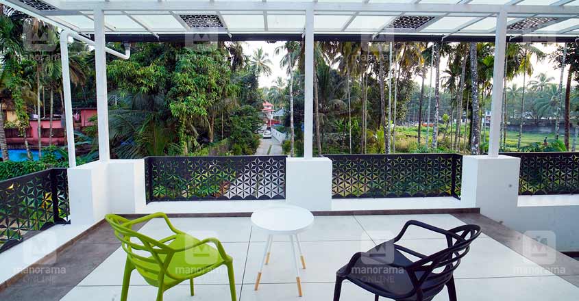 colonial-nri-house-thrissur-balcony colonial-nri-house-thrissur-balcony
