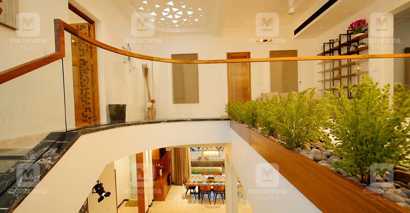 colonial-nri-house-thrissur-stair colonial-nri-house-thrissur-stair