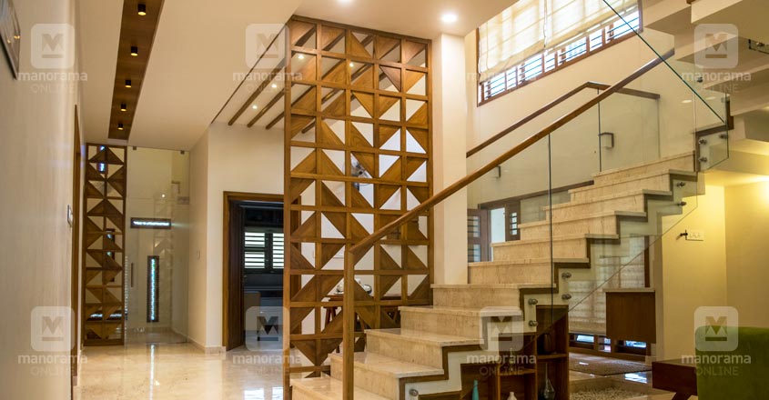 traditional-home-kannur-stair traditional-home-kannur-stair