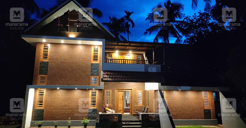 traditional-shornur-home-night traditional-shornur-home-night