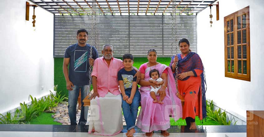 kerala-home-kanjirappilly-family-photo kerala-home-kanjirappilly-family-photo