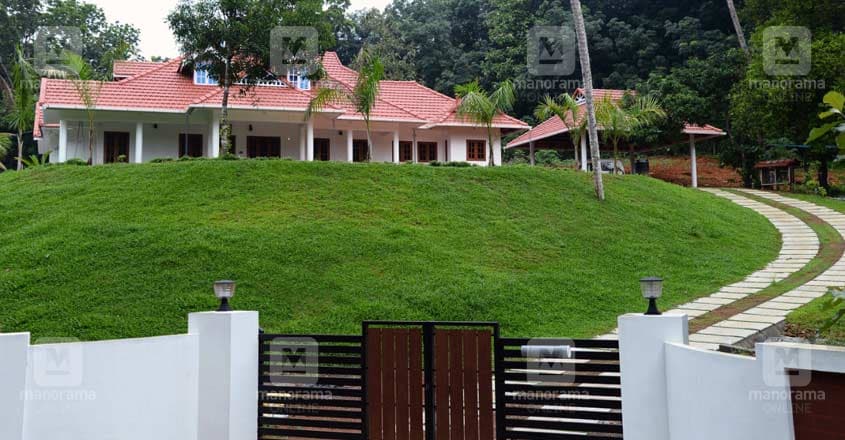kerala-home-kanjirappilly-lawn-view kerala-home-kanjirappilly-lawn-view