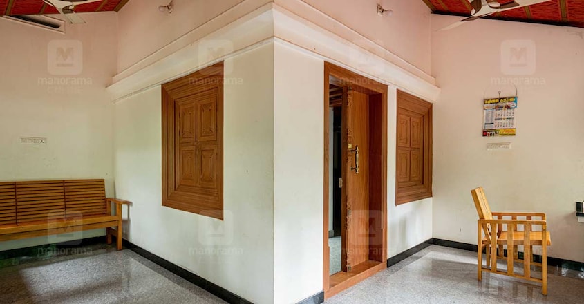 15-lakh-tharavad-malappuram-hall 15-lakh-tharavad-malappuram-hall