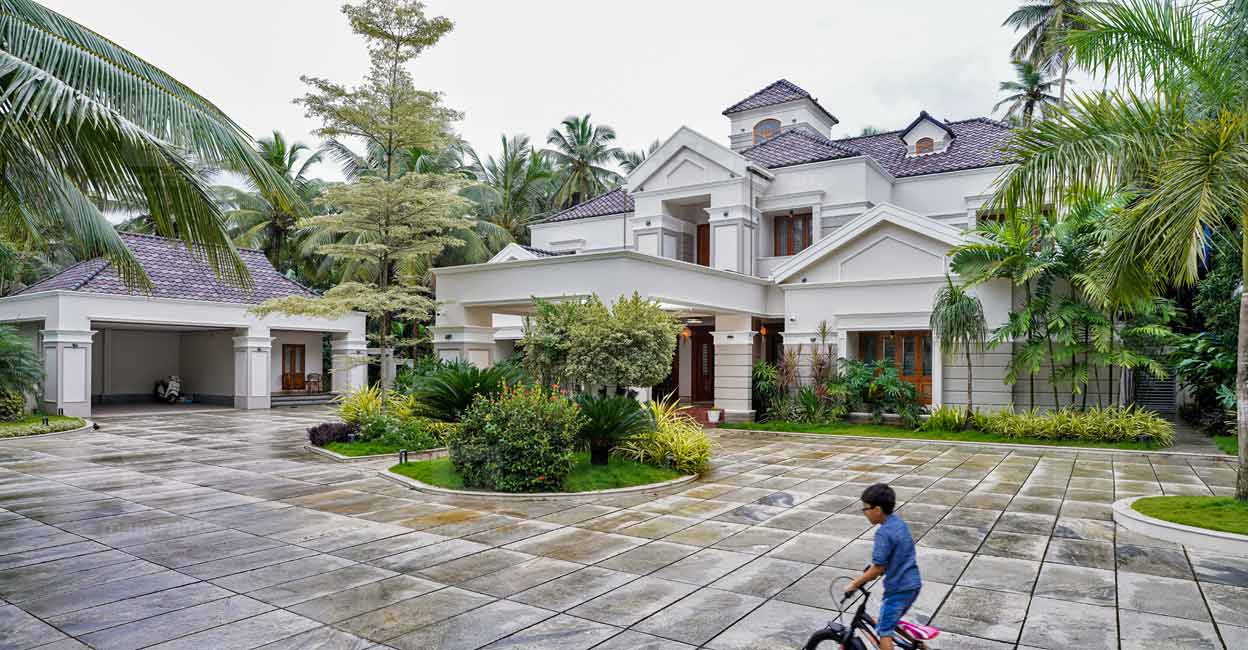Colonial Raj Home ആർക്കും മതിപ്പ് തോന്നും; രാജകീയ പ്രൗഢിയിൽ നാട്ടിലെ താരമായി ഈ വീട് ...