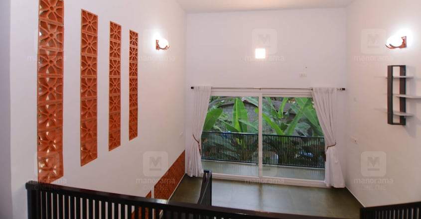 4-cent-house-thodupuzha-balcony 4-cent-house-thodupuzha-balcony
