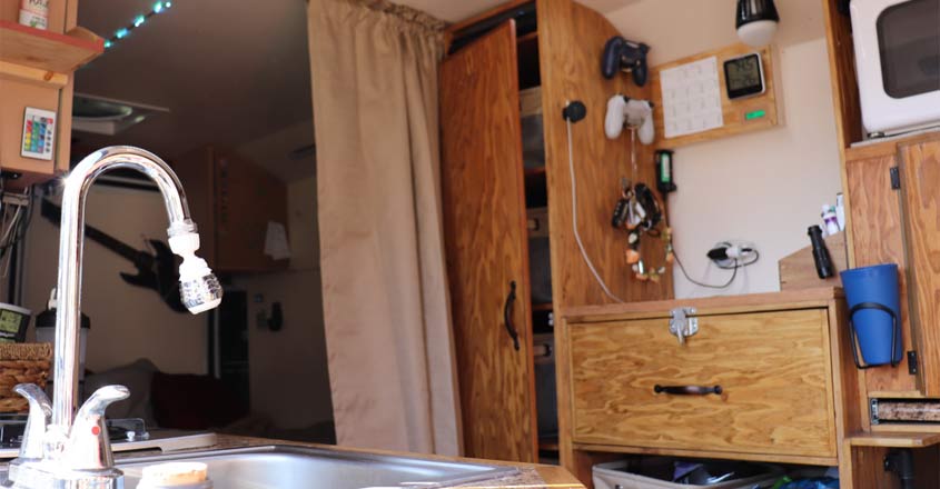 mobile-home-family-kitchen mobile-home-family-kitchen