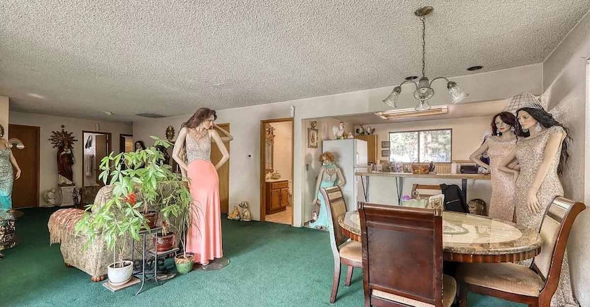 House-for-Sale-Mannequins-Dining-Room House-for-Sale-Mannequins-Dining-Room
