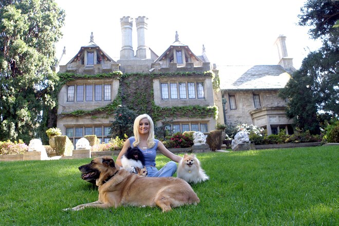 holly-madison-playboy-mansion-1 holly-madison-playboy-mansion-1