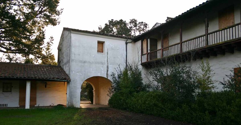 steve-jobs-abandoned-mansion-view steve-jobs-abandoned-mansion-view