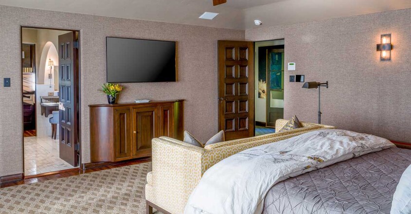 dicaprio-mom-home-bed dicaprio-mom-home-bed