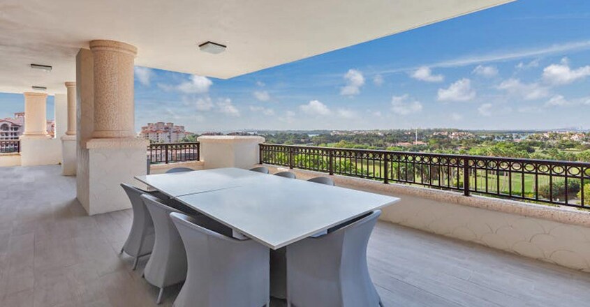 caroline-wozniacki-home-balcony caroline-wozniacki-home-balcony