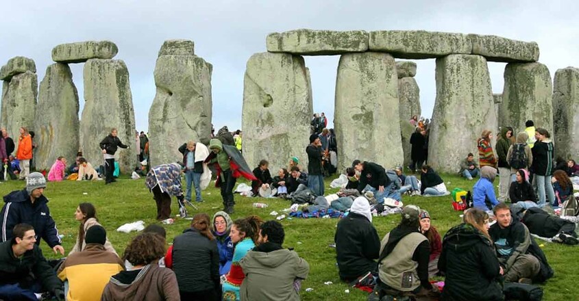 stonehenge-tourist stonehenge-tourist