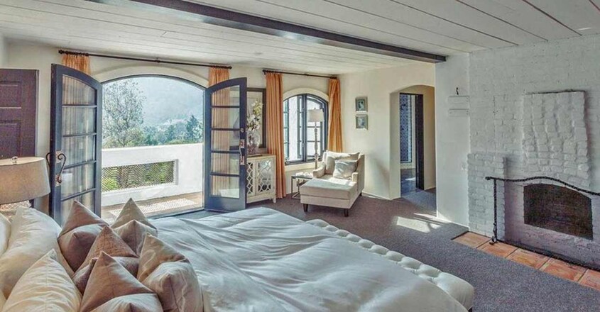 marilyn-monroe-home-bed marilyn-monroe-home-bed