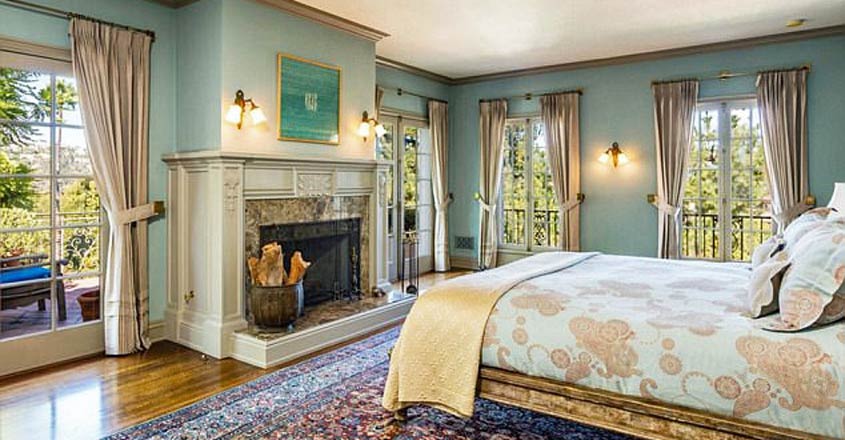 angelina-jolie-house-bed angelina-jolie-house-bed