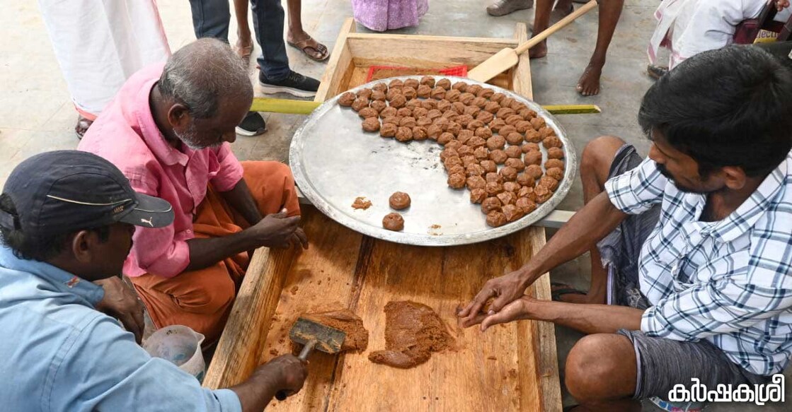 kvk-jaggery-2 ശർക്കര നിർമാണത്തിലേർപ്പെട്ടിരിക്കുന്നവർ