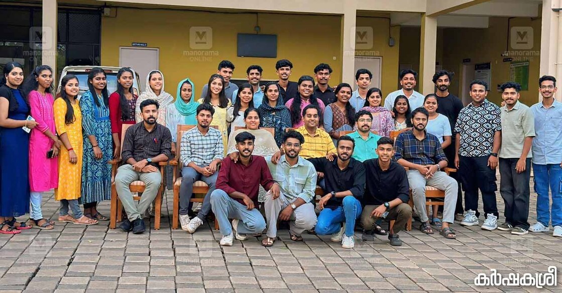 avian-college ക്യാംപസ് പ്ലേസ്മെന്റ് ലഭിച്ച വിദ്യാർഥികൾ അധ്യാപകർക്കൊപ്പം
