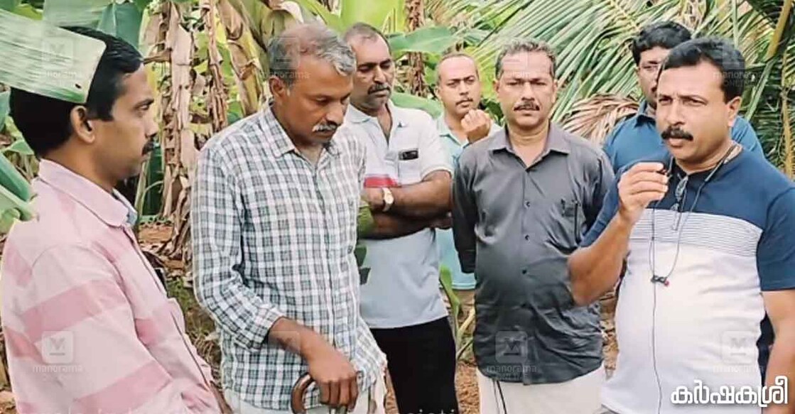 kifa കർണാടകയിൽ കൃഷി ചെയ്യുന്ന മലയാളികളുമായി സംസാരിക്കുന്ന കേരളത്തിൽനിന്നുള്ള സംഘം