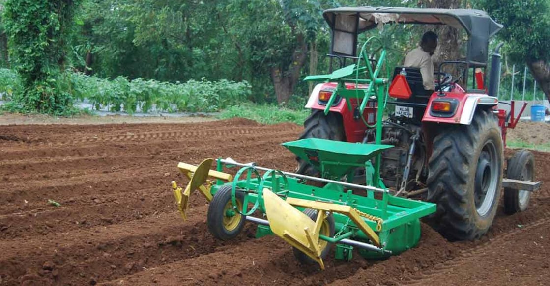vegetable-farming-1 വാരം കോരാനും പുത വിരിക്കാനും ഉപകരിക്കുന്ന യന്ത്രം