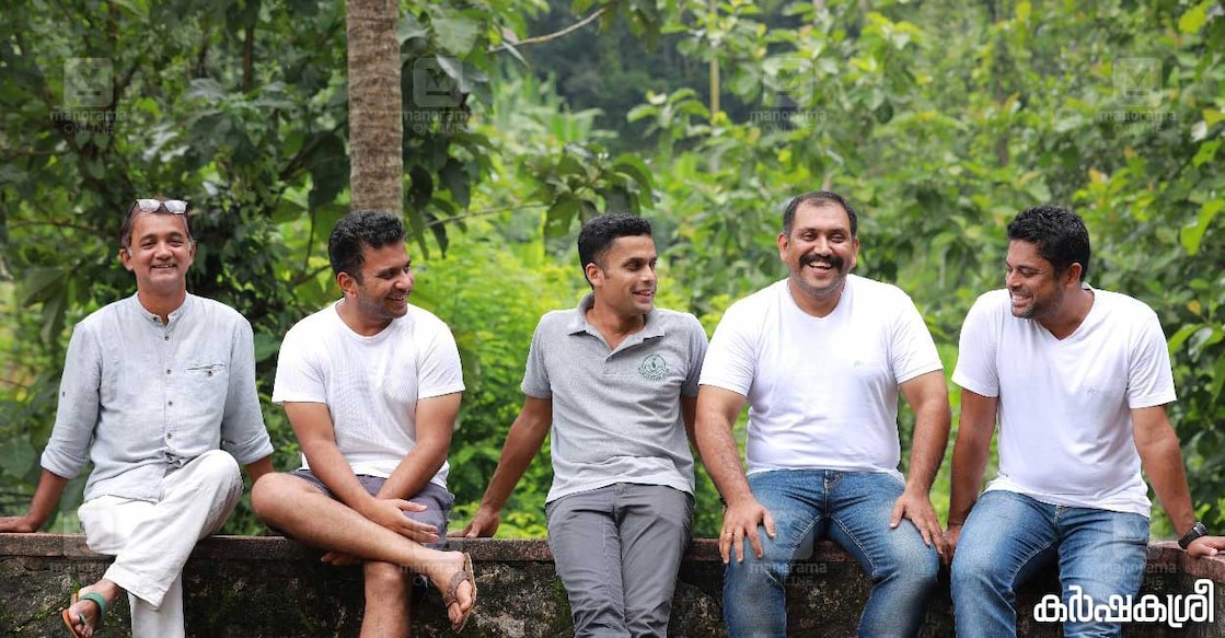 ലൈഫ് എക്സോട്ടിക്സ് അംഗങ്ങളായ തോമസ് ചെറിയാൻ, ജോജോ,  വർക്കി, ബോബി, രാജീവ് എന്നിവർ