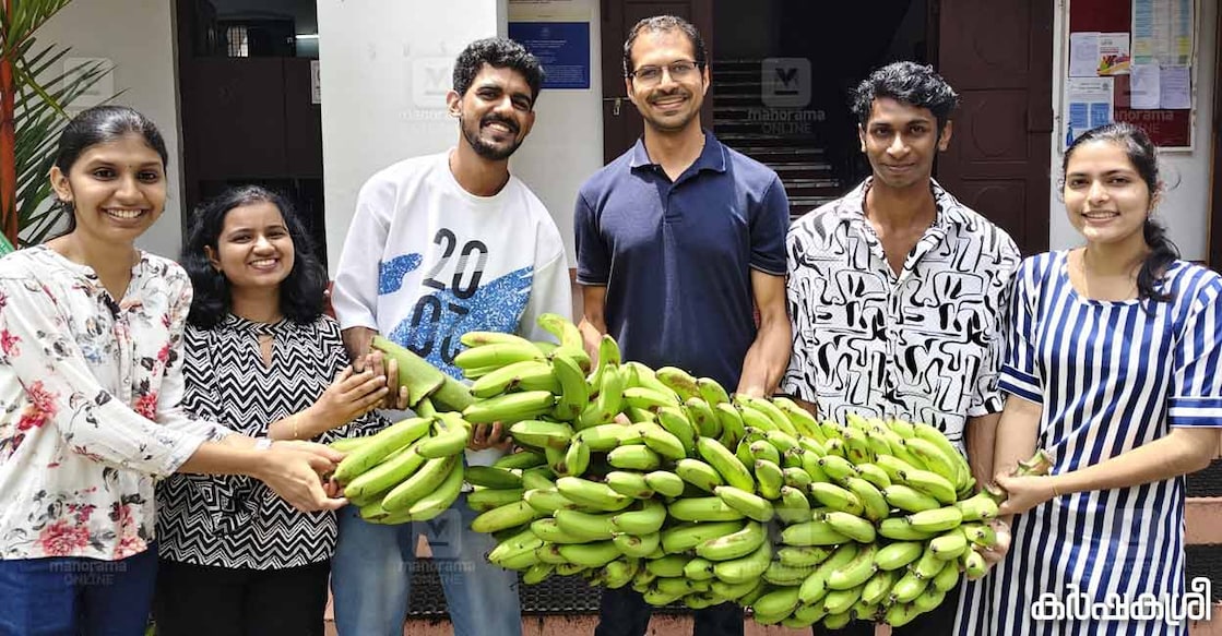 banana ബിബിനും (നടുവിൽ) വിദ്യാർഥികളും വാഴക്കുലയുമായി
