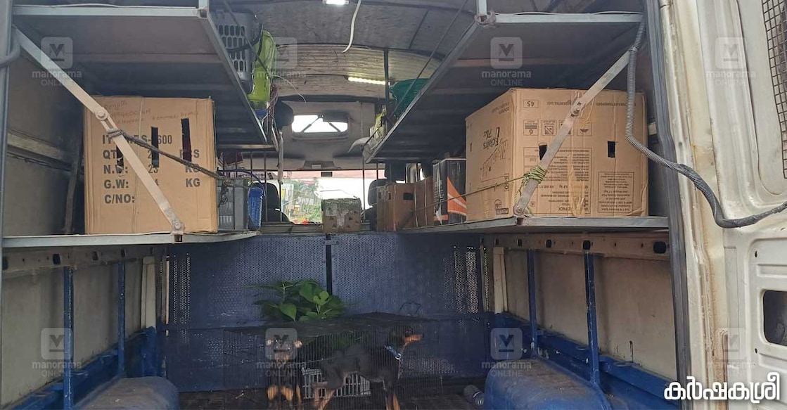 pet-transporting-1 വാഹനത്തിനുള്ളിൽ പ്രത്യേക റാക്കുകളിൽ ബോക്സുകൾ വച്ചിരിക്കുന്നു