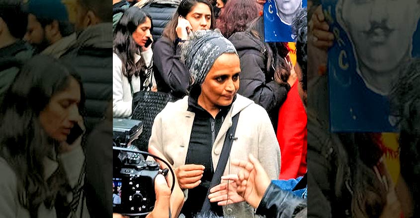 wirter-arundhati-roy-statement-against-caa-at-jantar-mantar wirter-arundhati-roy-statement-against-caa-at-jantar-mantar