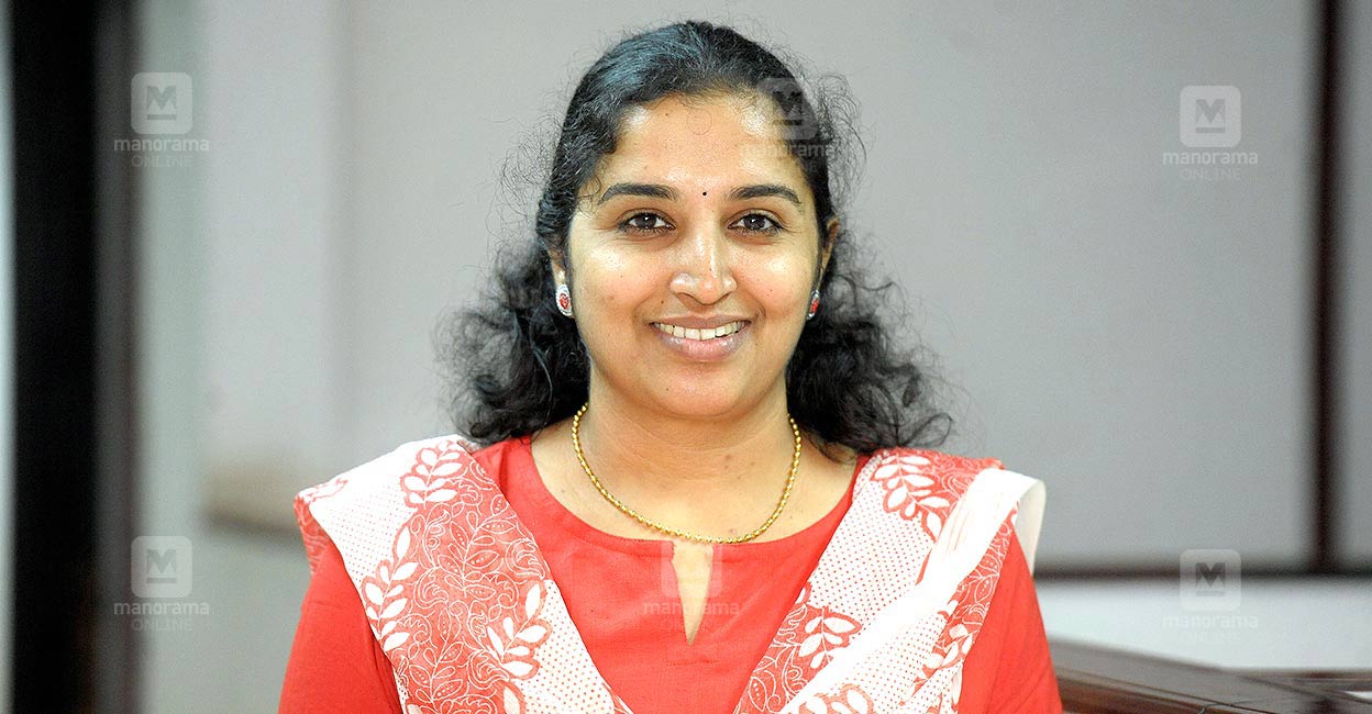 എഴുത്തുകാർ ചഞ്ചലചിത്തർ, സമൂഹത്തെ നയിക്കാൻ അവർക്കു ബാധ്യതയില്ല: രേഖ കെ ...