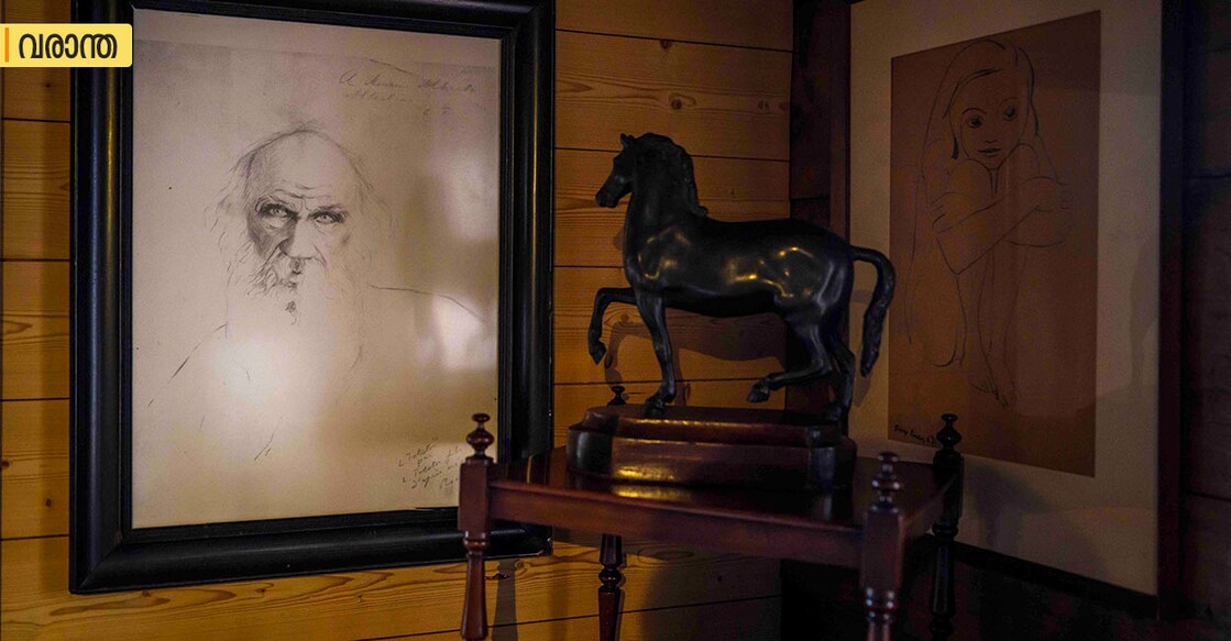 leo-tolstoy ലിയോ ടോൾസ്റ്റോയിയുടെ ഛായാചിത്രം. തെക്കൻ സ്വിറ്റ്സർലൻഡിൽ താമസമാക്കിയ അദ്ദേഹത്തിന്റെ പിന്മുറക്കാരിലൊരാളുടെ വീട്ടിൽനിന്നുള്ള ദൃശ്യം. (Photo by Fabrice COFFRINI / AFP)