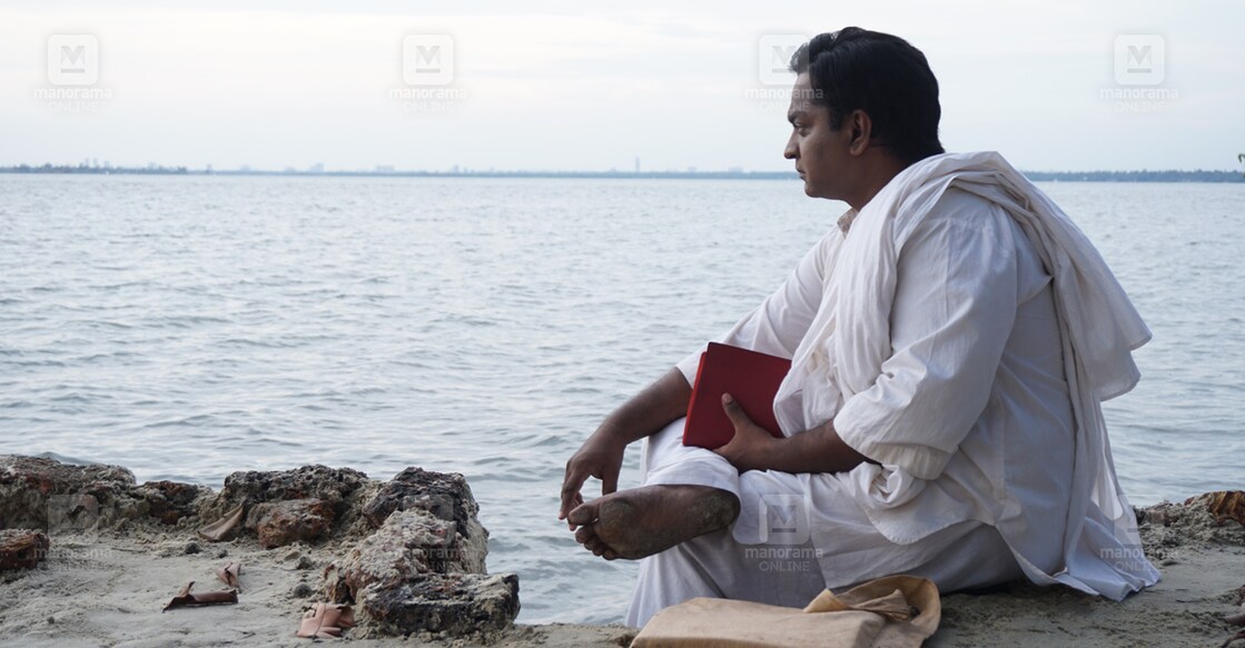 കെ.പി.കുമാരൻ ഒരുക്കിയ ‘ഗ്രാമവൃക്ഷത്തിലെ കുയിൽ’ എന്ന സിനിമയിൽ കുമാരനാശാനായി വേഷമിട്ട സംഗീതജ്ഞൻ ഡോ. ശ്രീവത്സൻ ജെ മേനോൻ.