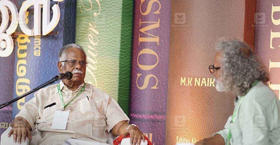 'കഥയുടെ നളിനകാന്തി' എന്ന സംവാദവേദിയിൽ ടി.പത്മനാഭൻ. കഥാകൃത്തും സംവിധായകനുമായ സുസ്മേഷ് ചന്ദ്രോത്ത് സമീപം