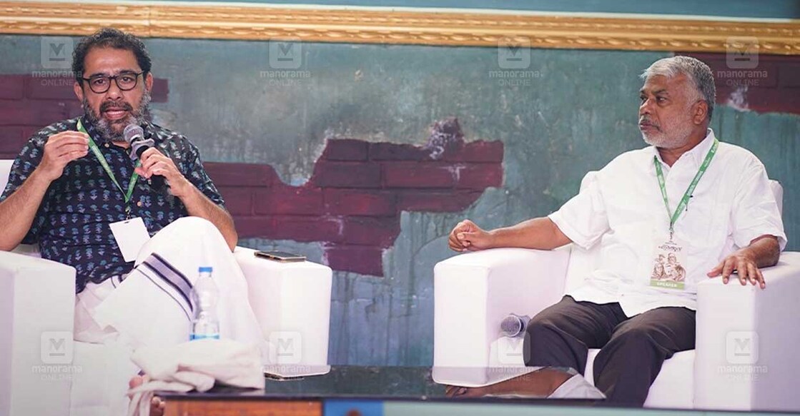 ‘ഹോർത്തൂസ്’ കലാസാഹിത്യോത്സവത്തിന്റെ 'പെരുമാൾ മുരുകൻസ് ഡെത്ത് ആൻഡ് റെസറക്‌ഷൻ’ എന്ന വിഷയത്തിൽ സംസാരിക്കാനെത്തിയ പെരുമാൻ മുരുകൻ. കണ്ണൻ സുന്ദരമാണ് ചർച്ച നയിച്ചത്.