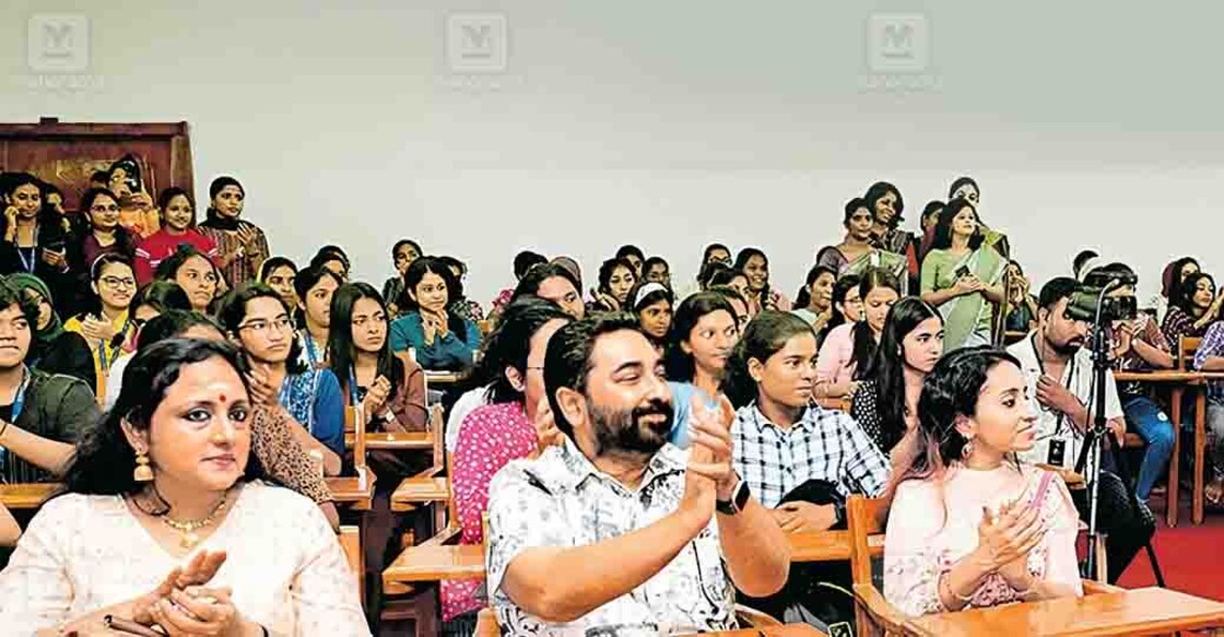 മലയാള മനോരമയുടെ ഹോർത്തൂസ് സാഹിത്യ സാംസ്കാരിക ഉത്സവവുമായി ബന്ധപ്പെട്ട് തിരുവനന്തപുരം ഓൾ സെയിന്റ്സ് കോളജിൽ സംഘടിപ്പിച്ച ‘ഹോർത്തൂസ് വായനയിൽ’ കോളജ് വിദ്യാർഥിനികൾ വിവിധ കലാപരിപാടികൾ അവതരിപ്പിക്കുമ്പോൾ എം.പി.പവിത്ര, എം.ജയചന്ദ്രൻ, അപർണ രാജീവ് എന്നിവർ ഉൾപ്പെടുന്ന സദസ്സ് പ്രോത്സാഹിപ്പിക്കുന്നു. ചിത്രം: മനോരമ