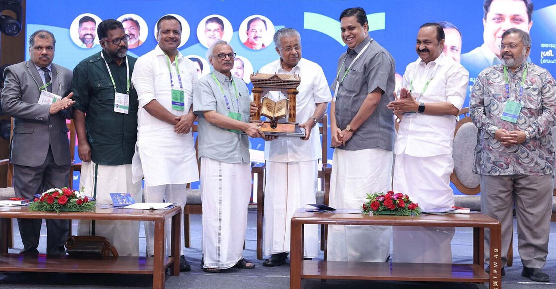 നിയമസഭാ പുരസ്കാരം മുഖ്യമന്ത്രി പിണറായി വിജയനിൽ നിന്നും എം. മുകുന്ദൻ ഏറ്റുവാങ്ങുന്നു.