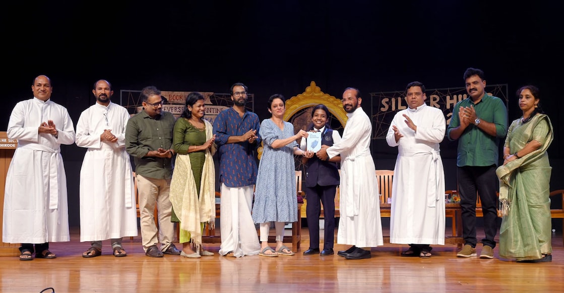 book-release-charunainika കോഴിക്കോട് സിൽവർ ഹിൽസ് സ്കൂളിലെ എട്ടാം ക്ലാസ് വിദ്യാർഥിയായ ചാരുനൈനികയുടെ രണ്ടാമത്തെ പുസ്തകം ‘റിവേഴ്സ് ക്വാറന്റീൻ’ പ്രകാശനം ചെയ്തു.