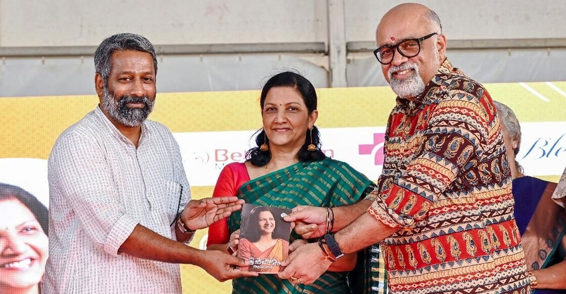 ഹൈക്കോടതി ജസ്റ്റിസ് ഹരിശങ്കര്‍ വി. മേനോന്‍ ആശാലതയുടെ ആത്മകഥ ‘ഏകരാഗം’ പ്രകാശനം ചെയ്യുന്നു.
