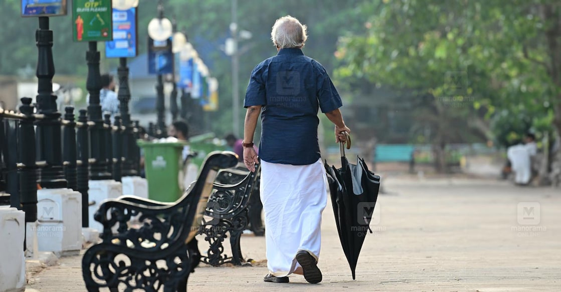 എഴുത്തുകാരൻ എം.മുകുന്ദൻ മയ്യഴിപ്പുഴയുടെ തീരത്തുള്ള പാർക്കിലൂടെ നടക്കുന്നു. ചിത്രം: മനോരമ