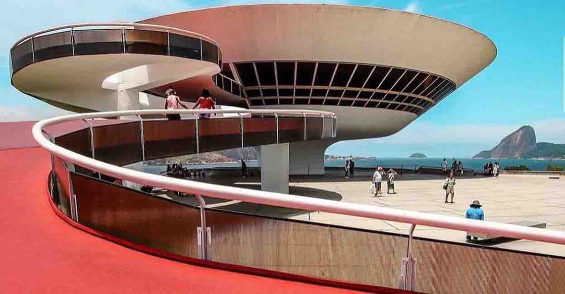 art-museum-red-img art-museum-red-img