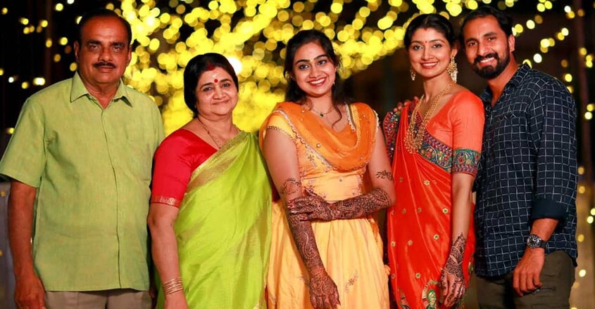 divya-unni-family divya-unni-family