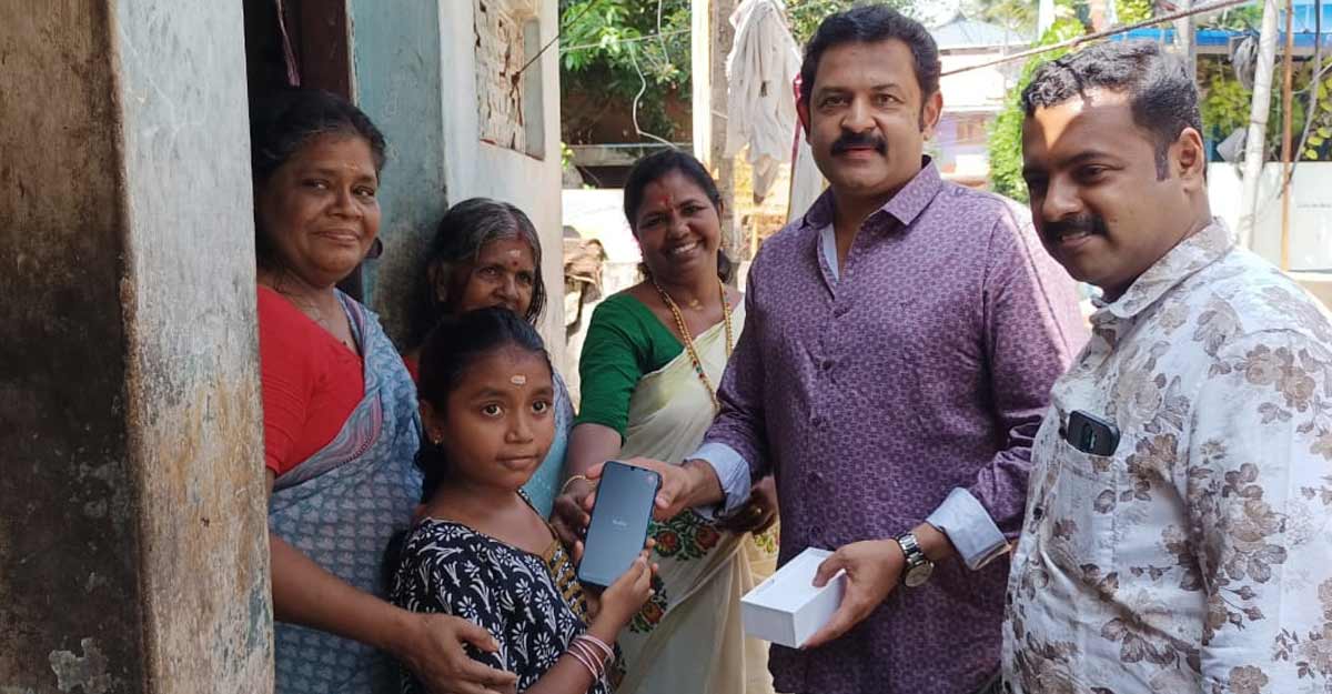 അഭിരാമിക്ക് ഇനി ഓൺലൈൻ ക്ലാസ് കൂടാം; കൃഷ്ണകുമാറിന്റെ വിഷു കൈനീട്ടം