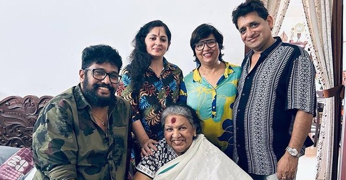 shaji-kailas-annie ഷാജി കൈലാസും ആനിയും കവിയൂർ പൊന്നമ്മയ്ക്കൊപ്പം