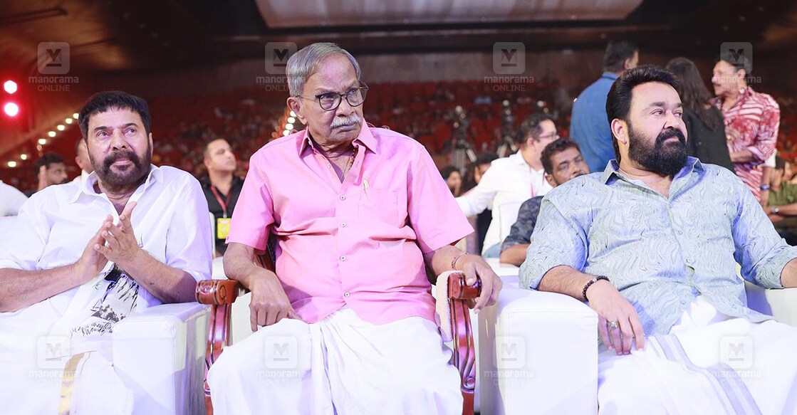 mt-mammootty-mohanlal മനോരമ ഓൺലൈനിന്റെ എംടി കാലം– നവതിവന്ദനം പരിപാടിക്കിടെ എം.ടി.വാസുദേവൻ നായർക്കൊപ്പം മമ്മൂട്ടിയും മോഹൻലാലും