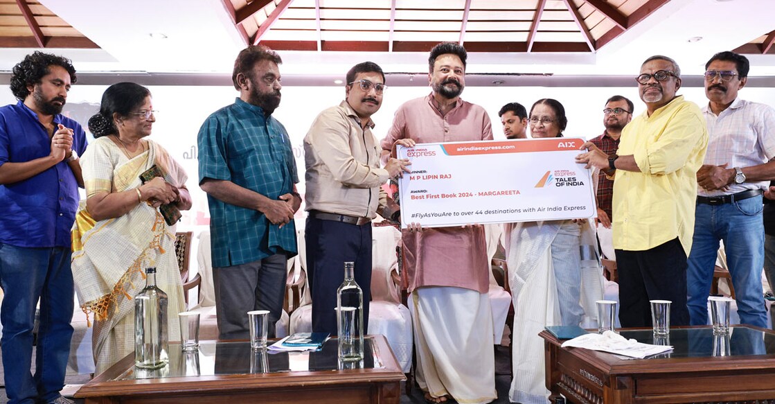 മലയാള എഴുത്തുകാരുടെ ശ്രദ്ധേയമായ ആദ്യകൃതിക്കുള്ള 'എയർ ഇന്ത്യ എക്‌സ്പ്രസ് ടെയിൽസ് ഓഫ് ഇന്ത്യ' അവാർഡ് എം.പി. ലിപിൻ രാജിന് നടൻ ജയറാം സമ്മാനിക്കുന്നു. 