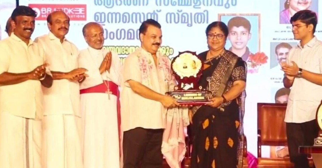 edavela-babu പ്രഥമ ഇന്നസെന്റ് പുരസ്ക്കാരദാന ചടങ്ങിൽ
ജനറൽ കൺവീനർ ഷാജൻ ചക്കാലക്കൽ, മുൻ ഗവ ചീഫ് വിപ്പ് അഡ്വ. തോമസ് ഉണ്ണിയാടൻ, ഇരിഞ്ഞാലക്കുട രൂപത മെത്രാൻ മാർ പോളി കണ്ണൂക്കാരൻ, ആദരിക്കപ്പെട്ട ഇടവേള ബാബു, ബഹു മന്ത്രി ആർ. ബിന്ദു, ജൂനിയർ ഇന്നസന്റ് എന്നിവർ