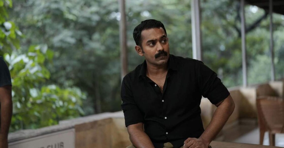 Asif Radi തിയറ്ററുകളെ ഇളക്കി മറിച്ച് ആസിഫ് അലി; യൂത്തിനെയും കുടുംബ പ്രേക്ഷകരെയും ...